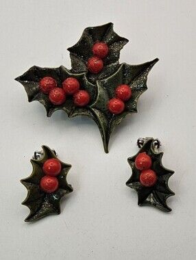 Vintage Christmas Holly Leaf Pin & Clip On Earrings Set Green Red Berry Resin